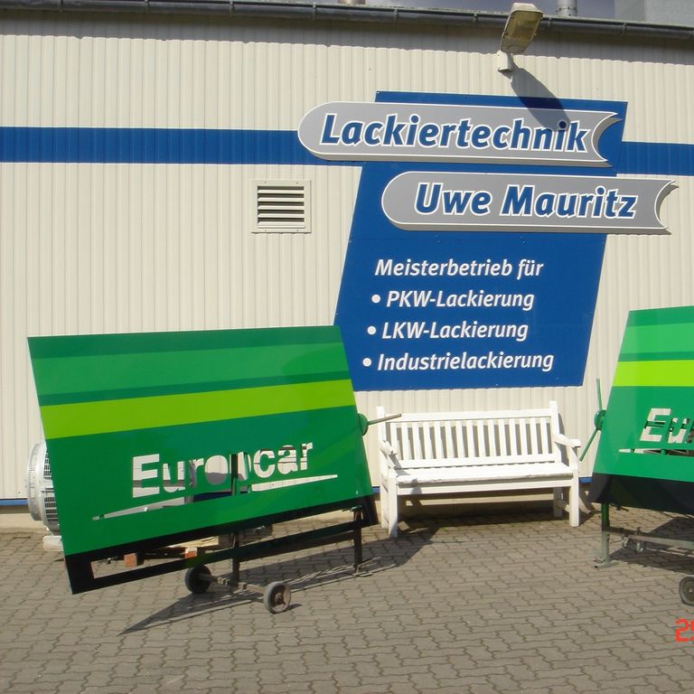Lackierte Industrieteile vor der Halle