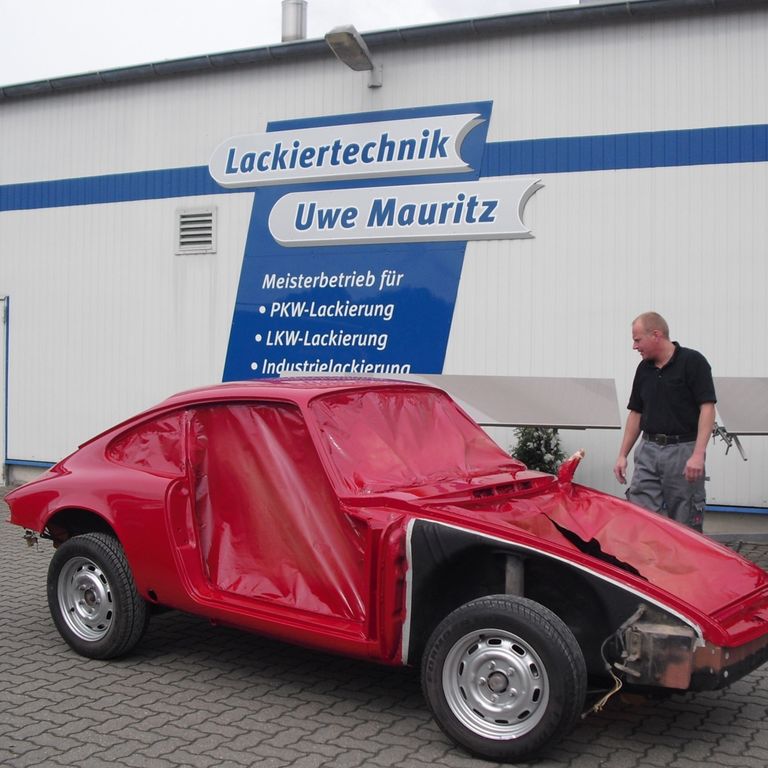 Bild von einem roten Porsche vor der Firma